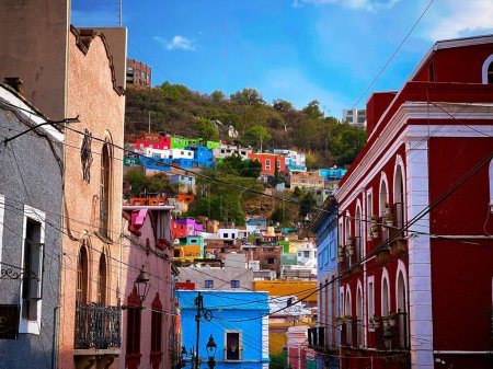 Téléchargez les photos : Une vue aérienne du paysage urbain Valparaiso entouré de bâtiments - en image libre de droit