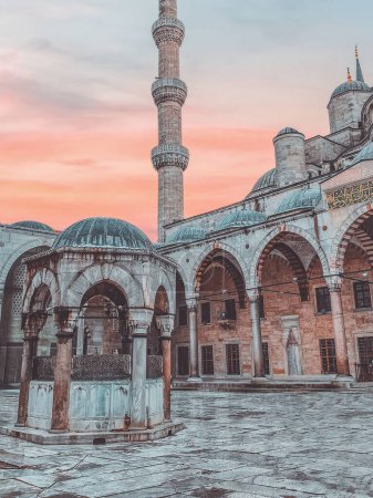 Foto de Un disparo vertical de la Mezquita Suleymaniye en Estambul, Turquía al atardecer - Imagen libre de derechos