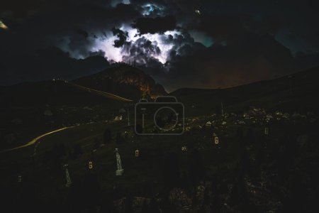 Foto de Una vista panorámica de una tormenta en los Dolomitas, Italia, por la noche - Imagen libre de derechos