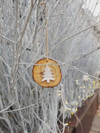 Téléchargez les photos : Un plan vertical d'un ornement de Noël sur les arbres - en image libre de droit