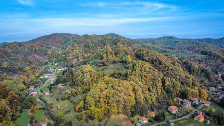 Téléchargez les photos : Vue aérienne d'un village de montagne entouré de forêts en automne. - en image libre de droit