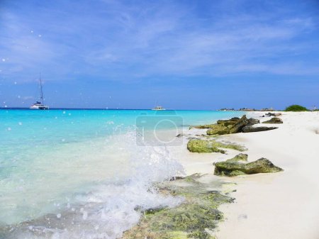 Téléchargez les photos : Une belle vue sur la côte de l'île de Little Curaçao avec des bateaux au loin sous un ciel bleu. - en image libre de droit