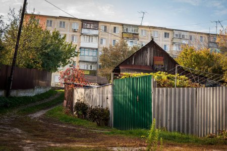 Téléchargez les photos : Une vieille maison sur le fond de l'immeuble soviétique à Gomel, en Biélorussie - en image libre de droit