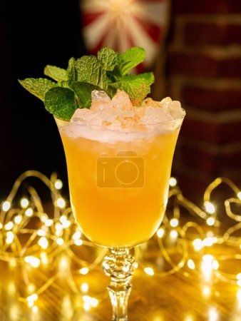 Téléchargez les photos : Un plan vertical d'un cocktail dans un verre et des lumières de Noël. - en image libre de droit
