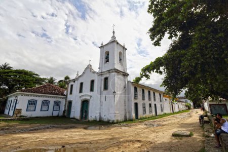 Foto de Una antigua iglesia colonial en Paraty en Brasil sobre un fondo nublado - Imagen libre de derechos
