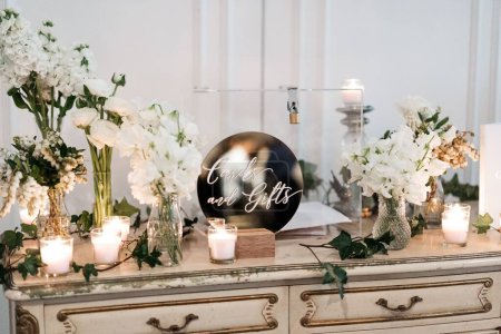 Téléchargez les photos : Un gros plan de décorations de mariage sur une table - en image libre de droit
