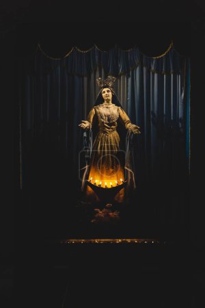 Téléchargez les photos : Plan vertical de la statue de la Vierge Marie dans un endroit sombre d'une église - en image libre de droit