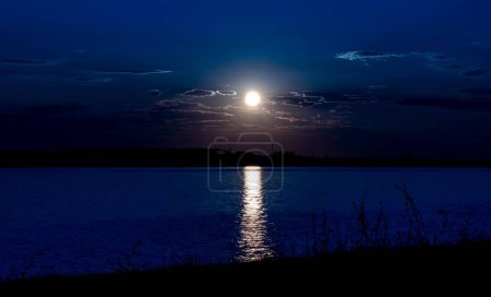 Foto de La luna en el cielo con el reflejo en el lago - Imagen libre de derechos