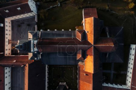 Téléchargez les photos : Vue aérienne d'un monastère pendant l'heure d'or dans la ville de Lilienfeld, Autriche - en image libre de droit