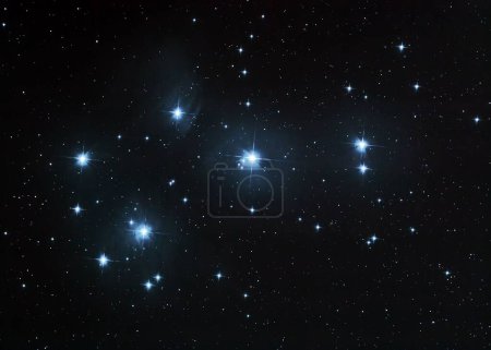 Foto de Una hermosa escena de Plejades Stars Seven Sisters en el cielo negro - Imagen libre de derechos