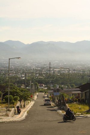 Téléchargez les photos : Un plan vertical de la rue dans la ville de Palu par une journée brumeuse en Indonésie. - en image libre de droit
