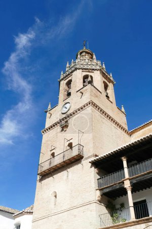 Foto de Un plano vertical del campanario de la catedral de Santa Maria la Mayor de Ronda España - Imagen libre de derechos