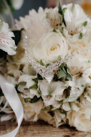 Téléchargez les photos : Un plan vertical d'un précieux collier sur de belles fleurs - en image libre de droit
