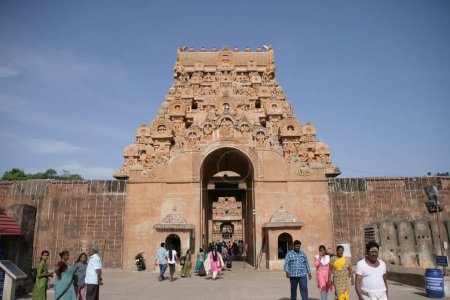 Foto de Los turistas en el templo hindú Brihadeeswara en Tamil Nadu, India del sur - Imagen libre de derechos