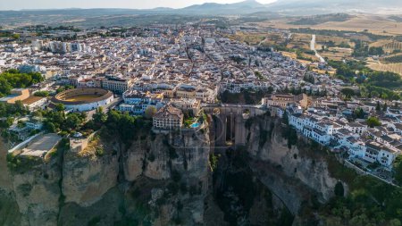 Foto de Una vista impresionante del acantilado en la zona de la histórica Ronda, España - Imagen libre de derechos