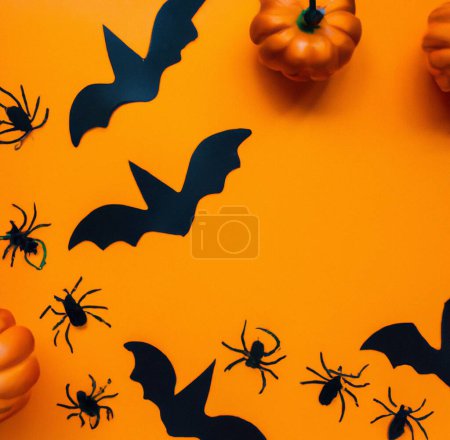 Foto de Una ilustración de un fondo de Halloween con calabazas, murciélagos negros y arañas - Imagen libre de derechos