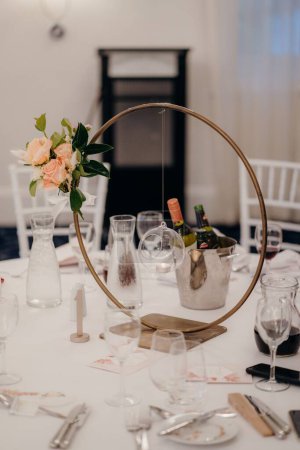 Foto de Una toma vertical de una decoración de candelabro colgante redondo en una mesa de fiesta - Imagen libre de derechos
