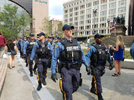 Téléchargez les photos : Un groupe de policiers défilant à Cleveland lors de la Convention nationale républicaine - en image libre de droit