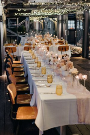 Téléchargez les photos : Une table dans une salle pour un événement de mariage - en image libre de droit