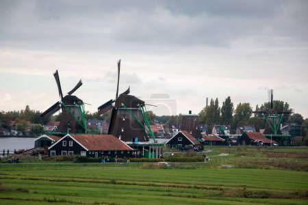 Foto de Los molinos de viento y las casas de madera en Zaanse Schans, Zaanstad, Países Bajos. - Imagen libre de derechos