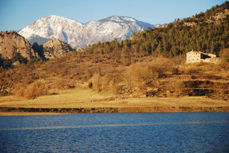 Foto de Una vista natural de un lago tranquilo y un paisaje de montaña en el campo - Imagen libre de derechos