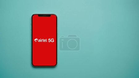 Téléchargez les photos : Airtel 5G affiché sur un écran d'appareil de téléphonie mobile, également connu sous le nom de Bharti Airtel Limited - en image libre de droit