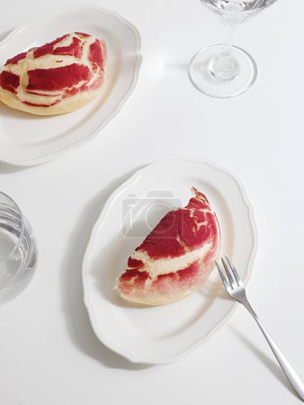 Téléchargez les photos : Plan vertical d'un biscuit craquelé rouge coupé avec des craquelins sur les assiettes - en image libre de droit