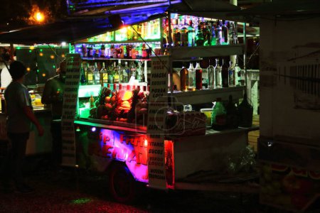 Foto de Un bar iluminado en las calles de Paraty en Brasil por la noche - Imagen libre de derechos