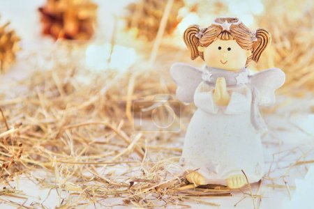 Téléchargez les photos : Un gros plan d'un ange priant souvenir de Noël - en image libre de droit