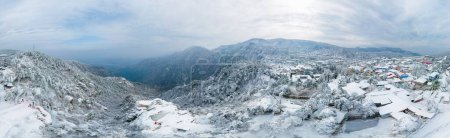 Téléchargez les photos : La montagne de Lushan est célèbre pour ses falaises, sa mer de nuages et ses cascades, qui allient paysages, religion, éducation et culture.. - en image libre de droit