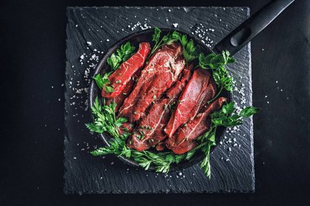 Foto de Una vista de ángulo alto de un plato de carne cruda - Imagen libre de derechos