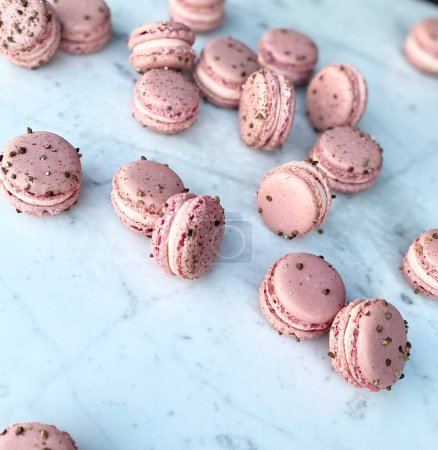 Téléchargez les photos : Une vue rapprochée de savoureux macarons roses français - en image libre de droit