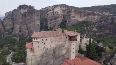 Téléchargez les photos : Une vue aérienne du monastère de Rousanou à Meteora - en image libre de droit