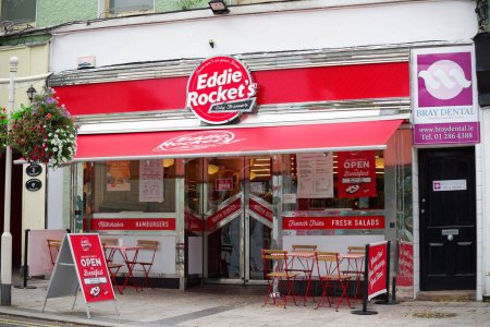 Foto de Eddie Rocket está en Bray, Co. Wicklow, Irlanda. Es una cadena de restaurantes irlandeses que ofrece comida rápida al estilo americano en comensales al estilo de los años 50.. - Imagen libre de derechos