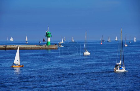 Téléchargez les photos : Une belle vue sur les bateaux naviguant sur la plage Travemunde Strand à Lubeck lors d'une journée d'été en Allemagne - en image libre de droit