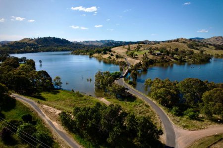 Téléchargez les photos : Vue aérienne d'un pont sur le lac Eildon entouré de montagnes à Victoria, Australie - en image libre de droit