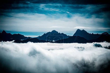 Téléchargez les photos : Un coup brumeux de sommets montagneux - en image libre de droit