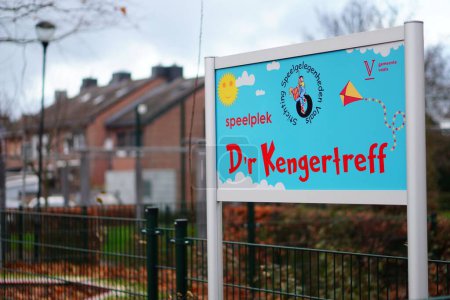 Téléchargez les photos : Un gros plan de la pancarte du Dr Kengertreff dans un parc du centre-ville de Vaals, Pays-Bas - en image libre de droit