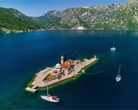 Foto de Una vista aérea de la isla Nuestra Señora de la Roca en Kotor Bay, Montenegro - Imagen libre de derechos