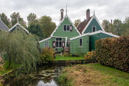 Foto de Las tradicionales casas holandesas de madera verde en Zaanse Schans, Zaanstad, Países Bajos. - Imagen libre de derechos