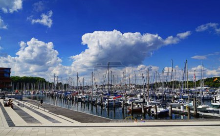 Téléchargez les photos : Une belle vue sur les bateaux dans le port sur la tranquille rivière Trave à Lubeck par une journée d'été - en image libre de droit