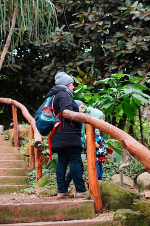 Téléchargez les photos : Une femme et des enfants dans les escaliers du parc botanique Mondo Verde à Landgraaf, Pays-Bas - en image libre de droit