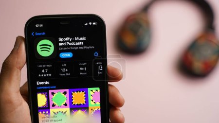 Foto de Spotify aplicación de música en el teléfono inteligente, aplicación para la música, radio y transmisión de podcast, iOS teléfono inteligente - Imagen libre de derechos