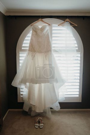 Foto de Un selectivo del vestido de novia colgado en una habitación - Imagen libre de derechos