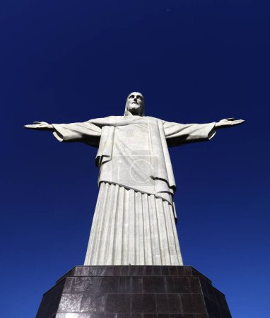 Foto de Una vista de ángulo bajo de la Estatua de Chriso Redentor en Río de Janeiro en Brasil - Imagen libre de derechos