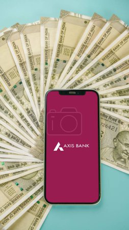 Téléchargez les photos : Axis Bank sur écran de téléphone mobile, fond isolé - en image libre de droit