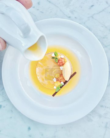 Téléchargez les photos : Une vue à plat d'un délicieux dessert avec des fruits sur une assiette blanche - en image libre de droit