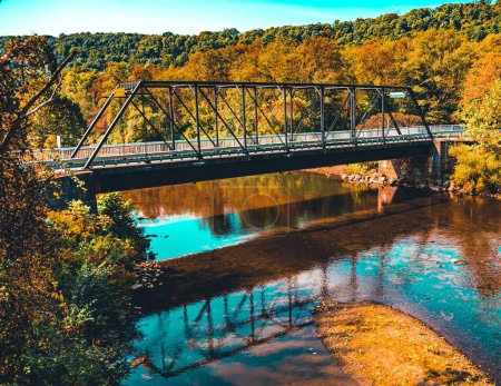 Téléchargez les photos : Un beau cliché du pont sur la rivière Chagrin entouré d'arbres en automne - en image libre de droit