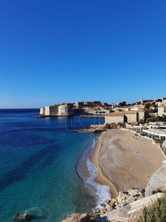 Foto de Una vista vertical del casco antiguo de Dubrovnik y la playa de Banje - Imagen libre de derechos