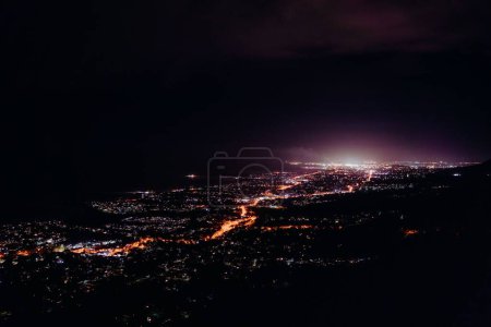 Foto de Una vista de pájaro de un paisaje urbano iluminado en la noche - Imagen libre de derechos